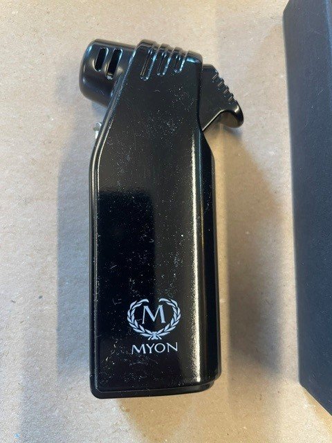Pibelighter sort m. stopper (Myon)